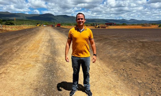 Prefeito Phellipe Brito visita obras de requalificação do novo aeroporto em Ituaçu