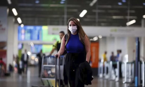 Uso de máscara deixa de ser obrigatório em aeroportos e aviões