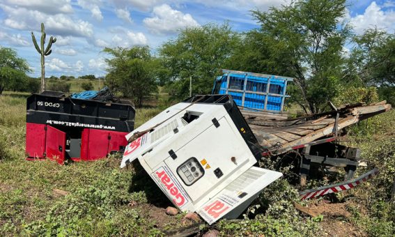 Caminhão tomba na BA-142 entre os municípios de Anagé e Tanhaçu