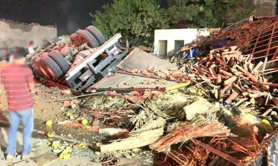 Caminhão baú desgovernado invade residência em Ituaçu