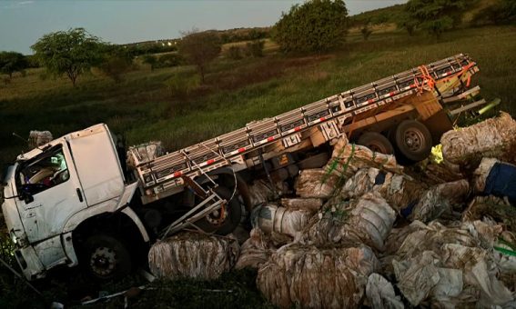 Caminhoneiro morre após capotamento na BA-142, entre Anagé e Tanhaçu
