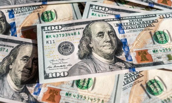 Dólar fecha abaixo de R$ 5 pela primeira vez em dez meses