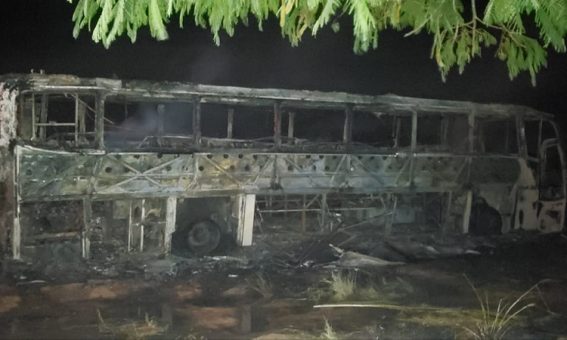 Ônibus da Viação Novo Horizonte pega fogo na BA-262, entre Anagé e Vitória da Conquista