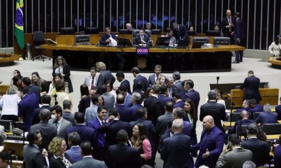 Câmara aprova projeto que suspende trechos de decretos de Lula sobre saneamento