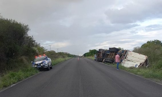 Caminhão tomba na BA-026 em Iramaia e parte de carga é saqueada