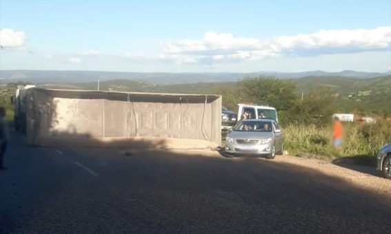 Carreta tomba e interdita trecho da rodovia BA-262, entre Vila Mariana e Anagé