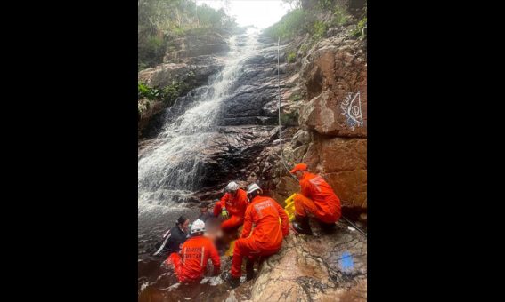 Adolescentes ficam feridos após queda em cachoeira na região da Chapada Diamantina