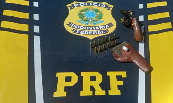 PRF flagra ultrapassagem proibida e prende homem com revólver na Chapada Diamantina