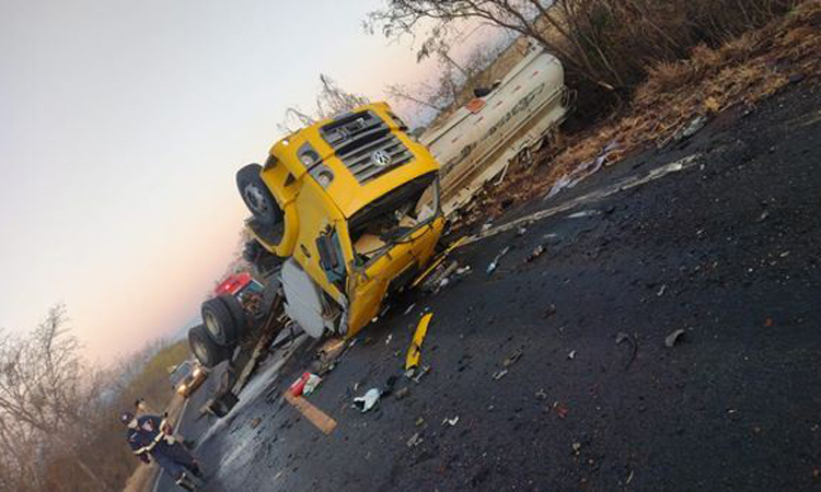 Motorista perde o controle e caminhão baú tomba no trevo do Novo Prado -  Bahia ExtremoSul