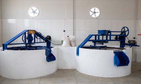 Quilombolas de Palmas de Monte Alto comemoram produção de nova casa de farinha