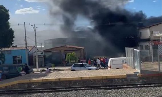 Incêndio atinge oficina mecânica e destrói carros em Tanhaçu