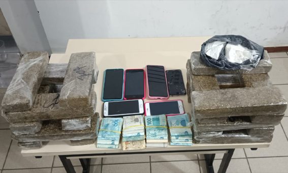 Operação policial prende cinco e apreende R$ 18 mil e maconha