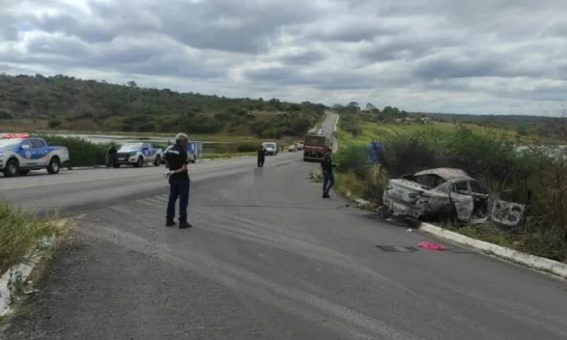 Mulher morre após carro ser atingido por carreta na BA-026, em Maracás