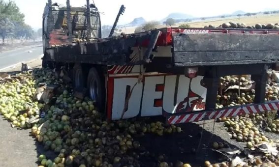 Caminhão carregado com maracujá é destruído por incêndio no Sudoeste da Bahia