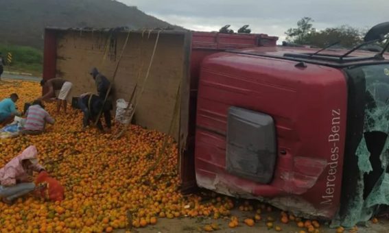 Caminhoneiro se envolve em acidente na BR-116; carga foi saqueada