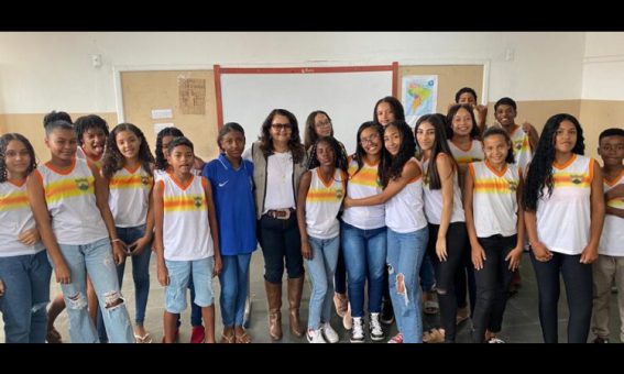 Editora do Jornal da Chapada realiza palestra para adolescentes sobre jornalismo em Itaberaba