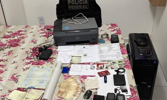 Polícia Federal faz operação em Vitória da Conquista contra fraudes no INSS e na Caixa