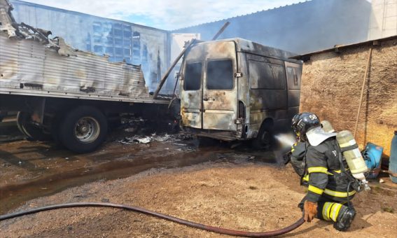 Bombeiros debelam incêndio em garagem com 18 veículos em Vitória da Conquista