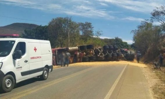 Carreta carregada de milho tomba na BR-030 em Caetité, interdição dura mais de 6 horas