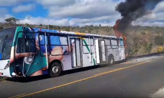 Ônibus da Prefeitura de Sátiro Dias pega fogo na BA-026 em Maracás
