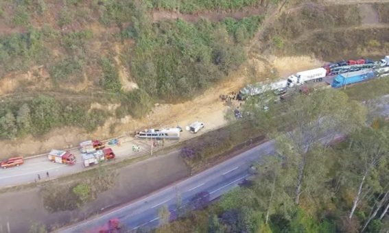 Ônibus com torcedores do Corinthians capota e deixa mortos em MG