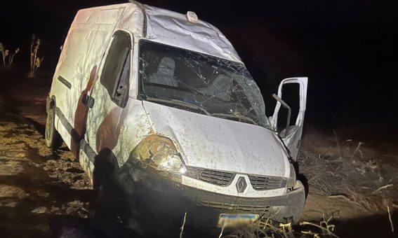 Motorista de van morre após veículo capotar na BA-142, entre Ituaçu e Tanhaçu