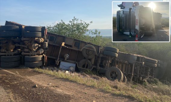 Carreta tomba e bloqueia parcialmente a BA-148 entre Livramento e Dom Basílio