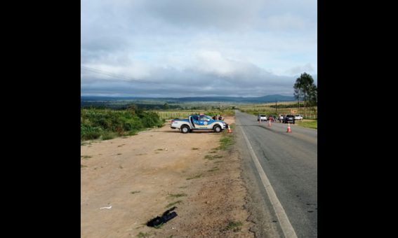 Colisão entre carro e moto deixa motociclista ferido e carona morto no Sudoeste da Bahia