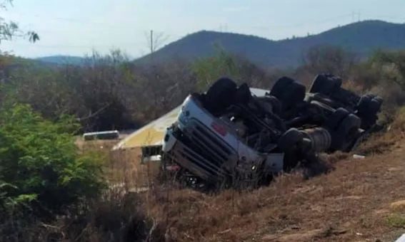 Homem detido sob acusação de furto de carga de caminhão após acidente na BR-116