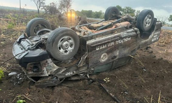 Policial Militar e uma mulher ficam feridos após acidente entre viatura e carro de passeio na BR-242