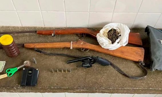 Polícia Ambiental detém dois indivíduos e apreende arma de fogo em Ibicoara