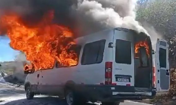 Van pega fogo em Guanambi e proprietário agradece a Deus por sua proteção; vídeo