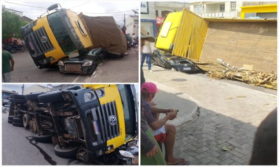Caminhão carregado de maracujá tomba sobre veículo estacionado no centro de Barra da Estiva