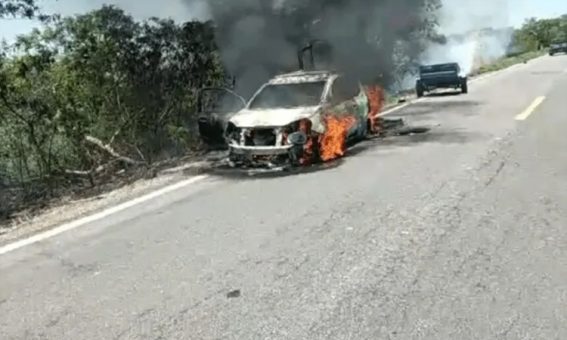 Carro fica destruído após pegar fogo no Sudoeste da Bahia