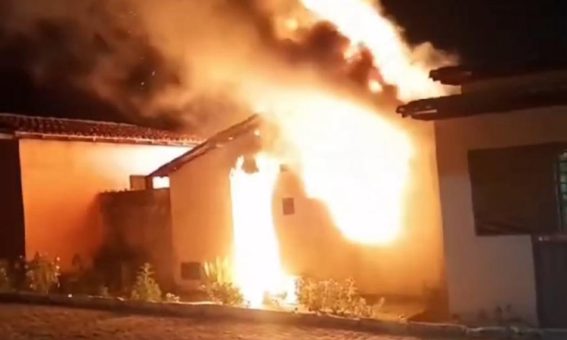 Homem é preso após atear fogo na casa da mãe de 76 anos em Lagedo do Tabocal