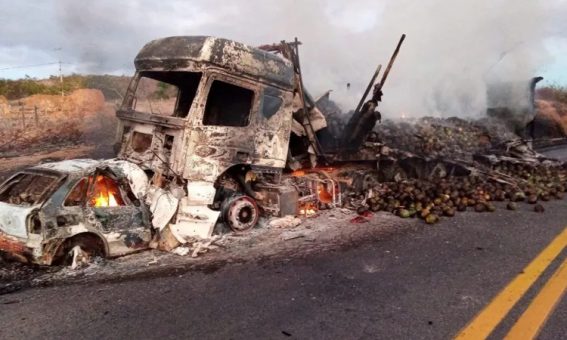 Motorista Morre Carbonizado Após Batida Entre Carro E Carreta No ...