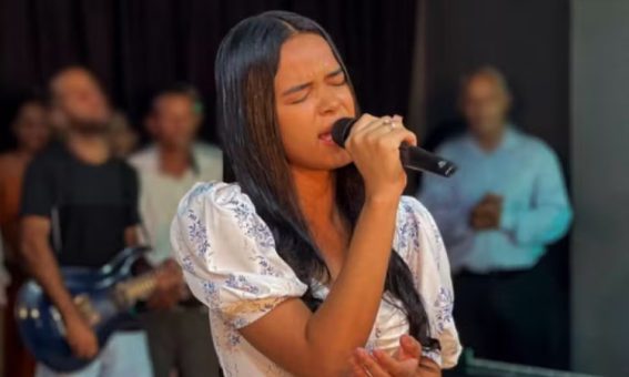 Cantora gospel de 18 anos morre após batida entre ambulância e carreta na BR-101