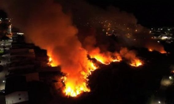 Incêndio atinge vegetação no centro da cidade de Tanhaçu