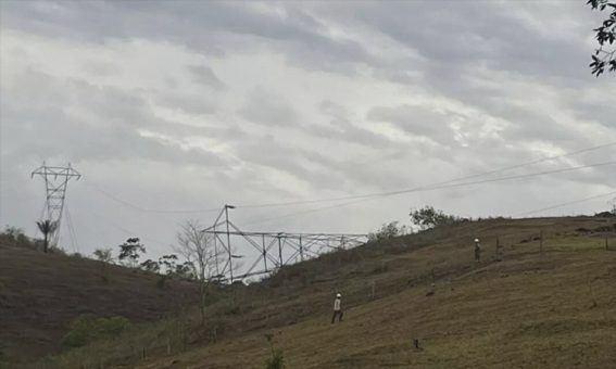 Ventos fortes derrubam torre de transmissão e deixa região de Jequié sem energia