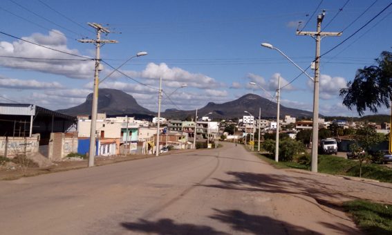 Criança de 11 anos é flagrada dirigindo carro de luxo com o tio no centro de Barra da Estiva