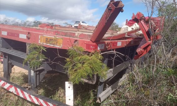 Carreta tomba após motorista desviar de animal na BA-142, entre Ibicoara e Mucugê