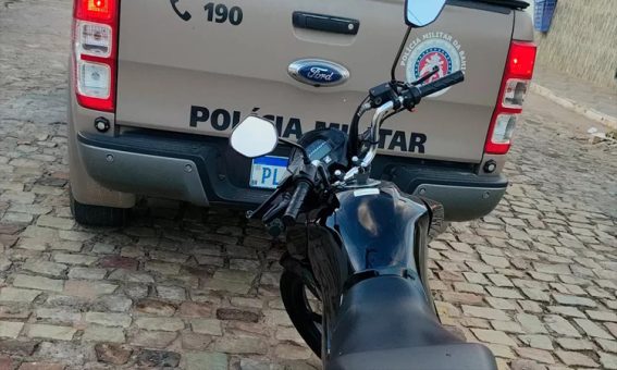 Polícia apreende motocicleta adulterada e com restrição de roubo em Tanhaçu