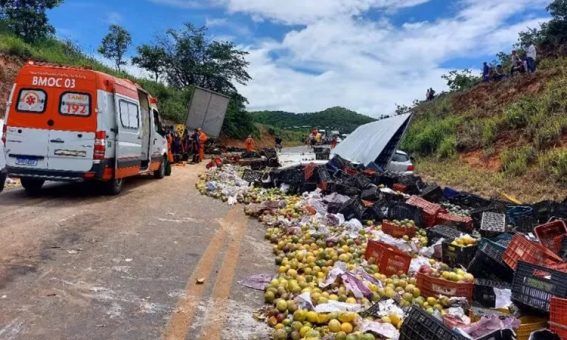 Uma pessoa morre e outra fica ferida em acidente com caminhão no Sudoeste da Bahia