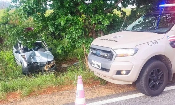 Idoso morre após colidir carro contra árvore no Sudoeste da Bahia