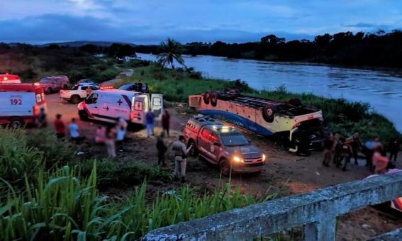 Cinco morrem após ônibus tombar em rodovia no Sudoeste da Bahia