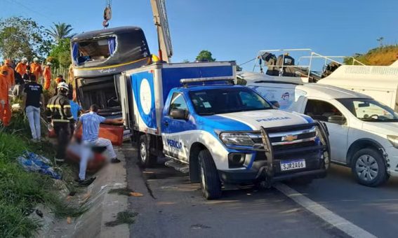 Ônibus de turismo do Rio de Janeiro tomba em rodovia na Bahia e deixa 9 mortos e 23 feridos