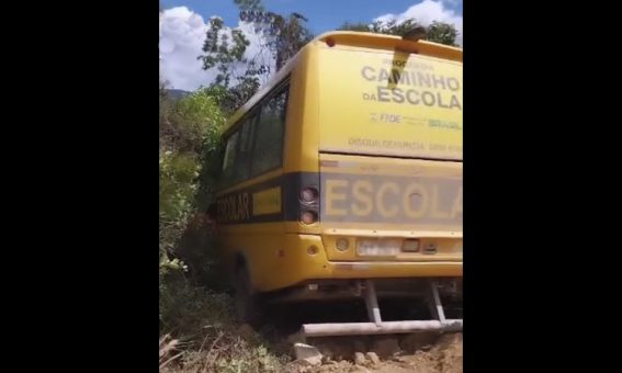 Falha mecânica provoca acidente com ônibus escolar em Rio de Contas