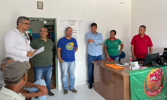 Toninho Caires, vice-prefeito de Iramaia, engaja-se em reunião para fortalecer a agricultura familiar