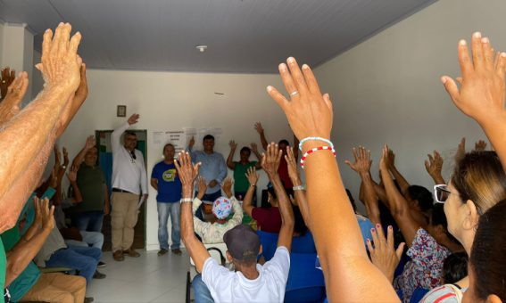 Toninho Caires, vice-prefeito de Iramaia, engaja-se em reunião para fortalecer a agricultura familiar