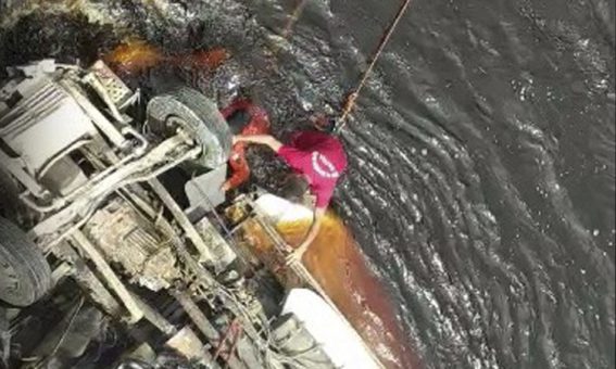 Bombeiros recuperam corpo de motorista dentro de rio na região da Chapada Diamantina